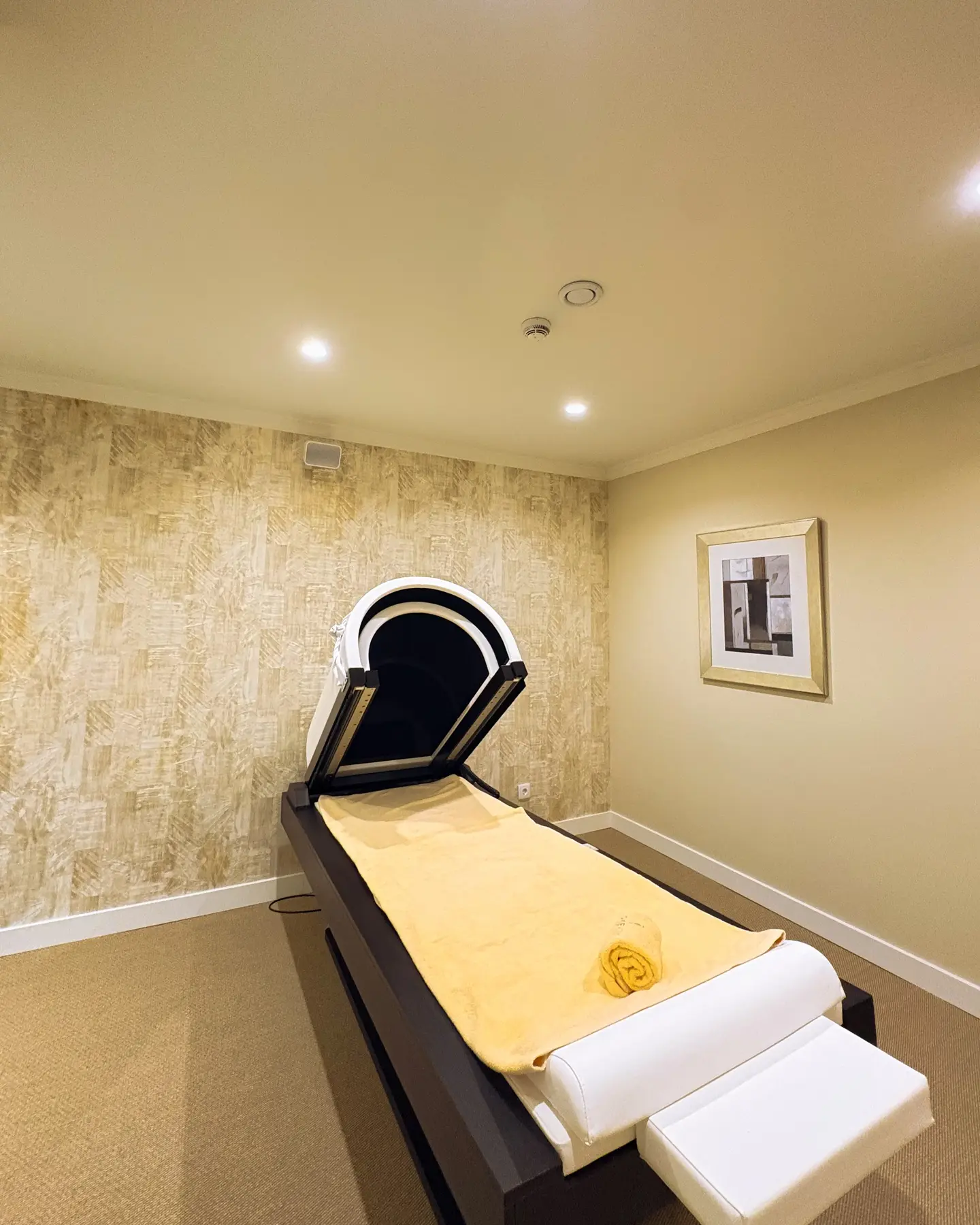Restorative therapy equipment at Longevity Clinic Cascais