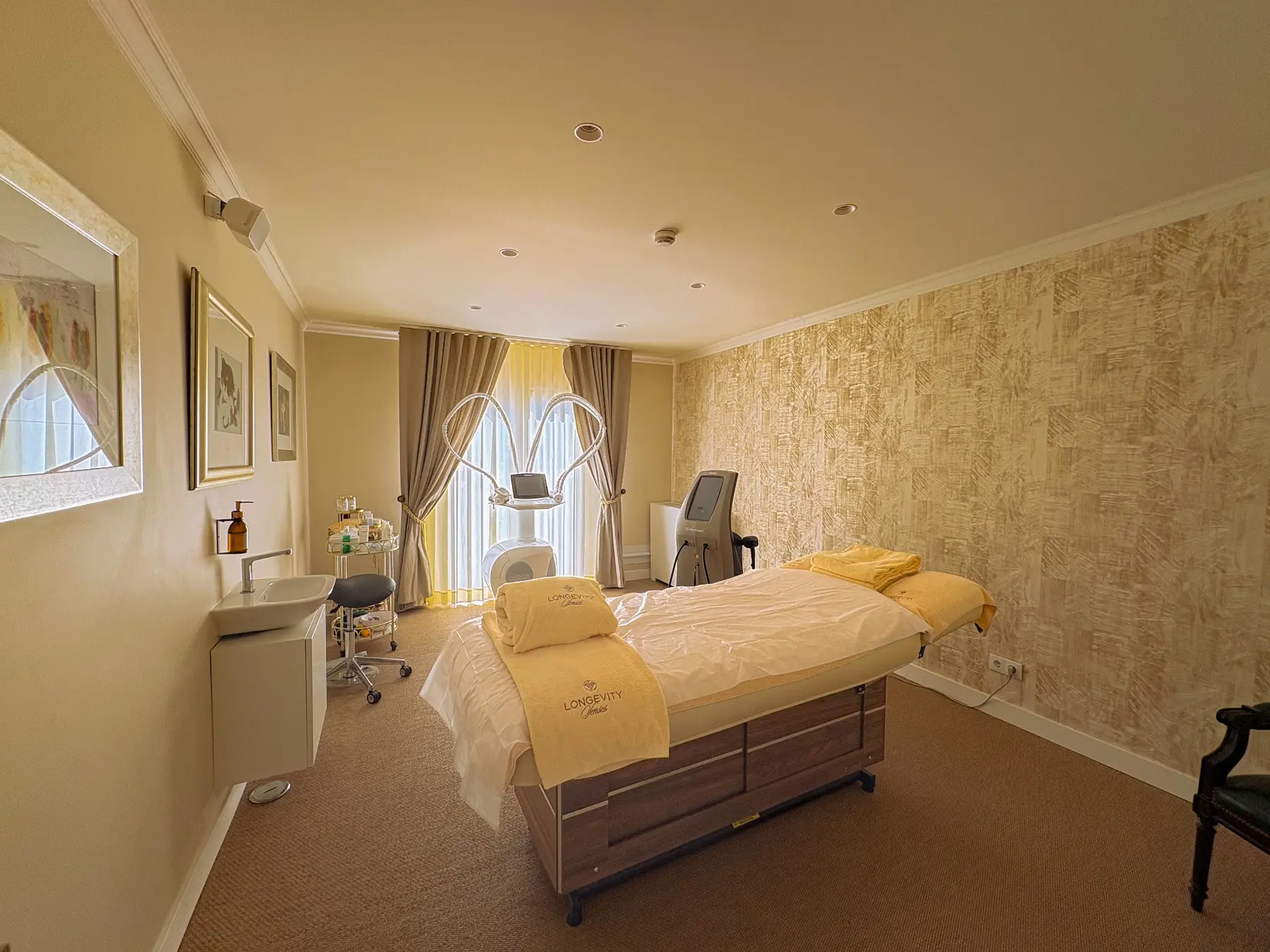 Private treatment room at Longevity Clinic Cascais
